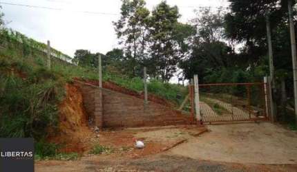 Sítio em Porto Alegre, no bairro Hípica, com 2 dormitório(s), e 2 banheiros, à venda.