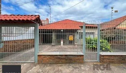 Casa em Porto Alegre, no bairro Guarujá, com 5 dormitório(s), e 5 banheiros, à venda.