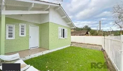 Casa em Porto Alegre, no bairro Guarujá, com 2 dormitório(s), e 2 banheiros, à venda.