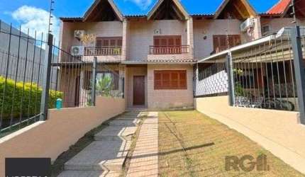 Casa em Porto Alegre, no bairro Guarujá, com 3 dormitório(s), e 3 banheiros, à venda.