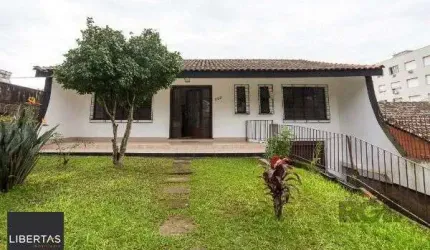 Casa em Porto Alegre, no bairro Medianeira, com 5 dormitório(s), e 5 banheiros, à venda.