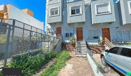 Casa em Porto Alegre, no bairro Guarujá, com 3 dormitório(s), e 3 banheiros, à venda.