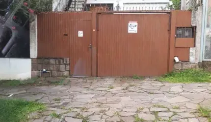 Sobrado no Menino Deus com 3D,  garagem para 2 carros e piscina.