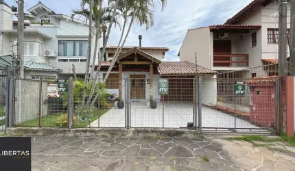 Casa 3D com 2 suítes e piscina.