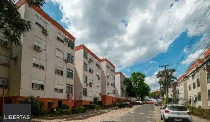 APARTAMENTO REFORMADO DE 02 DORMITÓRIOS PERTO DE SUPERMERCADOS, ONIBUS E FARMACIAS