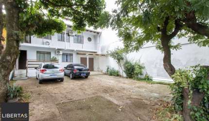 Casa ampla de 2 pavimentos com 4 dormitórios, 1 suite e 4 vagas no bairro Santa Tereza!