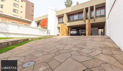 Casa à venda - 500m², 6 dormitórios,  8 vagas, 1 suite, no bairro Menino Deus, em Porto Alegre