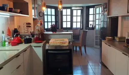 CASA COM PISCINA NA TRISTEZA