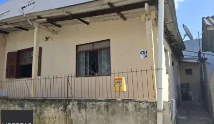 Vende Casa no Bairro Cavalhada em acesso a poucos metros da Avenida. Construídos 2 residências geminadas com 1 dormitório separado, sala e cozinha integrados casa uma, mais chalé antigo de madeira.
