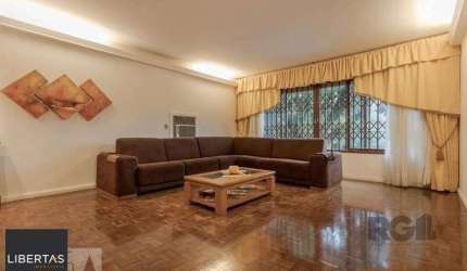 Casa com 04 dormitórios no Bairro Chacara das Pedras Porto Alegre