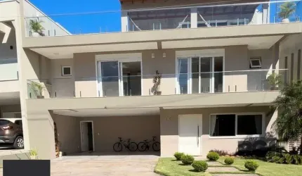 Casa em condomínio com 4 suítes, 4 vagas de garagem, pátio com piscina