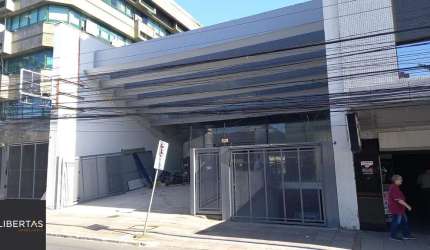 prédio comercial desocupado, localizado na Avenida Protásio Alves, no bairro Petrópolis,