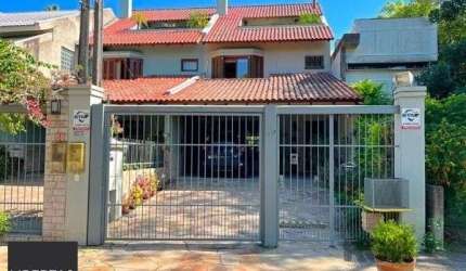 Casa em Porto Alegre, no bairro Ipanema, com 3 dormitório(s), e 3 banheiros, à venda.