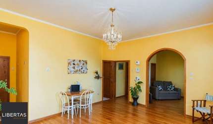 Vende-se amplo apartamento com 3 quartos(1 suíte), 95m² e sacada - Petrópolis