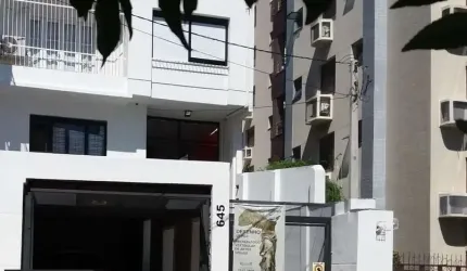 VENDA- Casa com 3 quartos sendo 1 suíte, 300m2, 2 vagas cobertas e churrasqueira- Menino Deus
