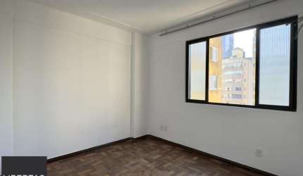 APARTAMENTO 2 DORMITÓRIOS TOTALMENTE REFORMADO NO CENTRO HISTÓRICO