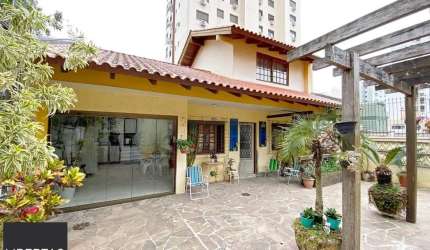 Casa térrea com edícula e salão de festas próximo ao Iguatemi