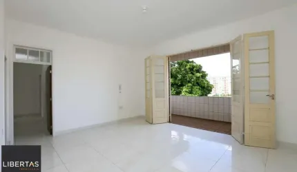 3 dormitórios com 94 privativos com sacada, sol leste, possui 1 vaga