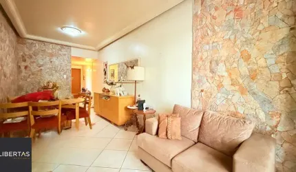 Apresentamos uma ótima oportunidade no Edificio Rosinha, localizado na charmosa Rua Barbedo, no bairro Menino Deus. Este amplo apartamento possui uma área privativa de 70,69 m² e está posicionando em