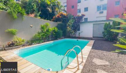 Casa com 255 metros privativos e pátio com piscina no Bairro Higienópolis