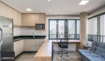 Loft de alto padrão construtivo no bairro Moinhos de Vento, planta de 29,60 m2 privativos com porcelanato, forro em gesso e aberturas em alumínio com vidros duplos.