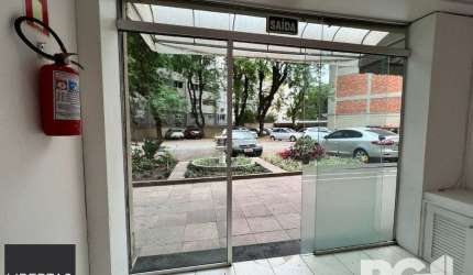 Loja térrea em condomínio de 45 m2 com vaga para alugar no bairro Floresta.