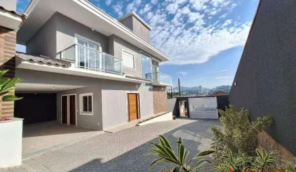 Casa com 3 dormitórios à venda, 131 m² por R$ 830.000,00 - Floresta - Joinville/SC