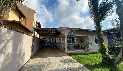 Casa com 03 Quartos no Bairro Iririú