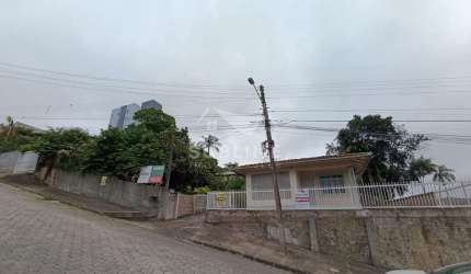 Casa AVERBADA no Bairro Floresta com 04 Quartos