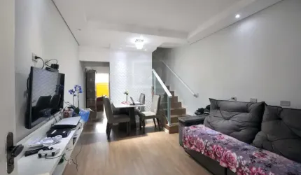 Sobrado com 2 dormitórios, lavabo, garagem coberta, lavanderia.