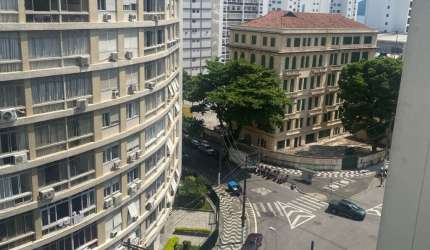 Apartamento amplo no coração do Gonzaga, 200 metros da praia , prédio de moradores fixos de frente.