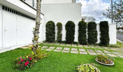 Casa de condomínio para venda tem 220 metros quadrados com 6 quartos