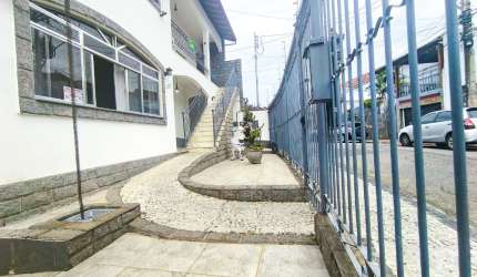 Duas casas à venda  para quem deseja morar perto de seus familiares. Por  R$ 1.800.000,00