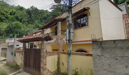 Casa Duplex Para Venda - Centro - Japeri - Rio de Janeiro com 72m2 construída e 90m2 área total.