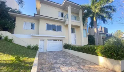 CASA NO CONDOMÍNIO ROYAL TENNIS