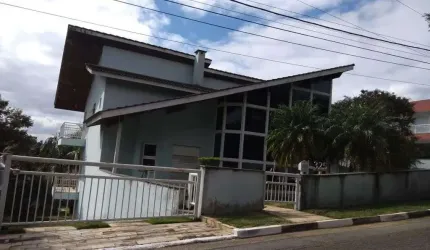 SOBRADO À VENDA NO CONDOMÍNIO ARUJÁZINHO III - 3 SUÍTES - PISCINA - CHURRASQUEIRA - QUINTAL - 6 VAGAS.