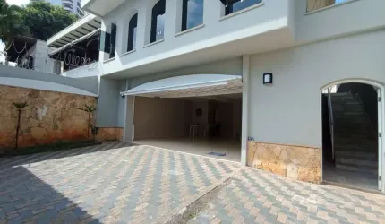 Casa assobradada reformada na Vila Rosália, com 3 dormitórios 5 vagas na garagem,  piscina e churrasqueira.