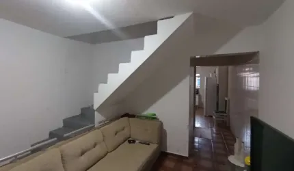 Sobrado localizado no Jardim Santa Cecília com 2 vagas de garagem com portão automático (novo) . O terreno 6,00 x 25,00 conta com 2 imóveis no terreno com possibilidade de mais construção.