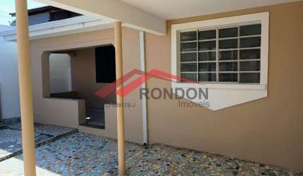 Casa térrea reformada na Vila São Jorge. Possui 2 dormitórios e 3 vagas