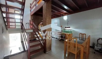 VENDO EXCELENTE CASA EM CAMPINAS, NO JARDIM CHAPADÃO COM TRÊS QUARTOS SENDO UM SUÍTE, GARAGEM PARA QUATRO CARROS.