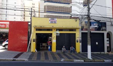 Vendo área de 236 m² de terreno na Avenida Moraes Sales, com dois salões.
