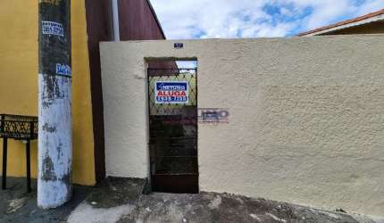 Casa Independente de 1 quarto, sala, cozinha, banheiro, área de serviço e quintal espaçoso