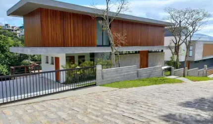 Casa para Venda em Garopaba, Centro, 3 dormitórios, 3 suítes, 4 banheiros, 2 vagas