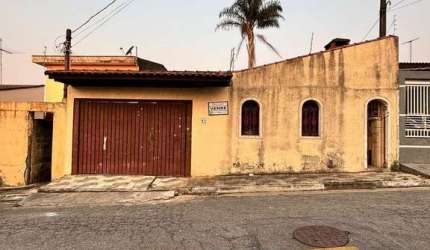 Casa com 1 dorm, quintal com piscina e 4 vagas de garagem à Venda em Suzano