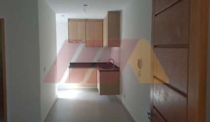 Apartamento de 2 dormitórios, sala ,cozinha, banheiro e lavanderia com armários.