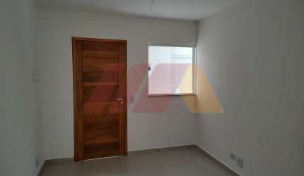 Apartamento de 2 dormitórios, sala ,cozinha, banheiro e lavanderia com armários.