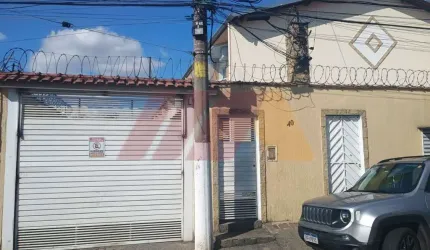 Casa sobrado de 3 dormitórios, suíte, 2 banheiros, sala, cozinha e lavanderia com churrasqueira.