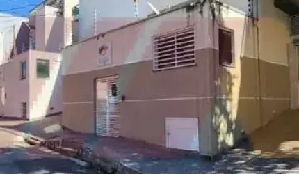 Sobrado em condomínio fechado com 3 dormitórios, sendo 1 suíte e 2 vagas, na Vila Mazzei.