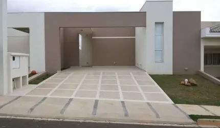 Casa em condomínio fechado com 3 quartos para alugar na Lucas Nogueira Garcês, --, Jardim Garret, Araçoiaba da Serra por R$ 5.060