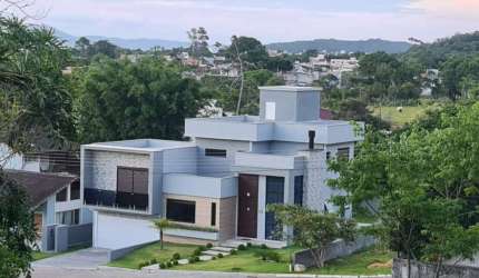 Casa à venda em Cachoeira do Bom Jesus, Florianópolis: 235m², 4 suítes, 5 banheiros. Confira esta oportunidade!